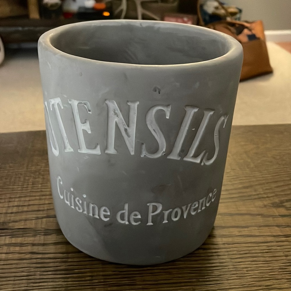 Utensil container